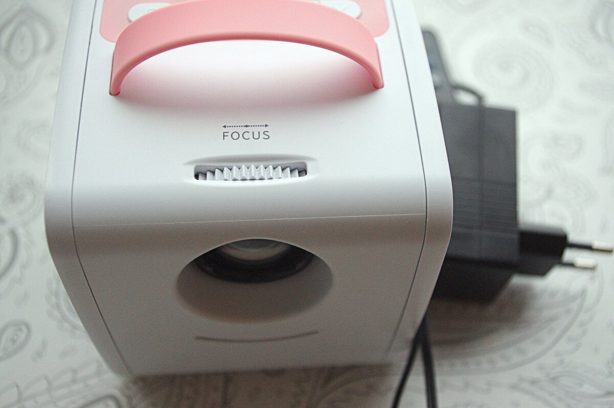 На корпусе есть колесико фокусировки. Производитель рекомендует размещать проектор  на расстоянии 0,8–2 метра от экрана