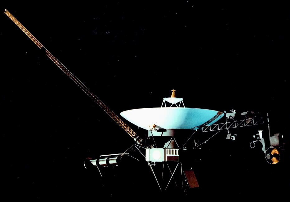 Voyager 2 вылетел в 1977 году, сейчас в 15 млрд. км от Земли  но еще в пределах нашей Солнечной системы. НЛО не видел. 