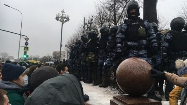 Подпись к фото,Среди протестующих действительно было много молодых людей, но массового присутствия школьников корреспонденты Би-би-си не наблюдали