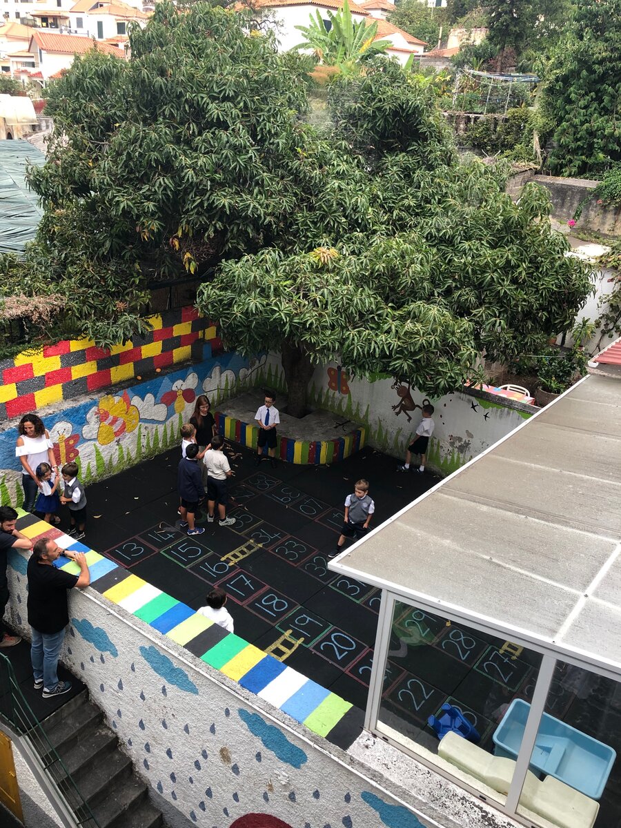 Дворик нашей школы - она маленькая и тут все очень "тесно"