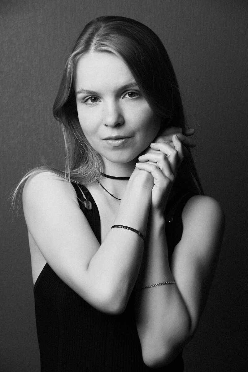 Первые снимки я стараюсь делать в чб. Так можно понять фактуру человека, и попытаться уловить его собственный образ.