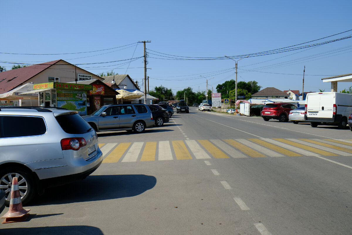 Справа от дороги - автостанция.