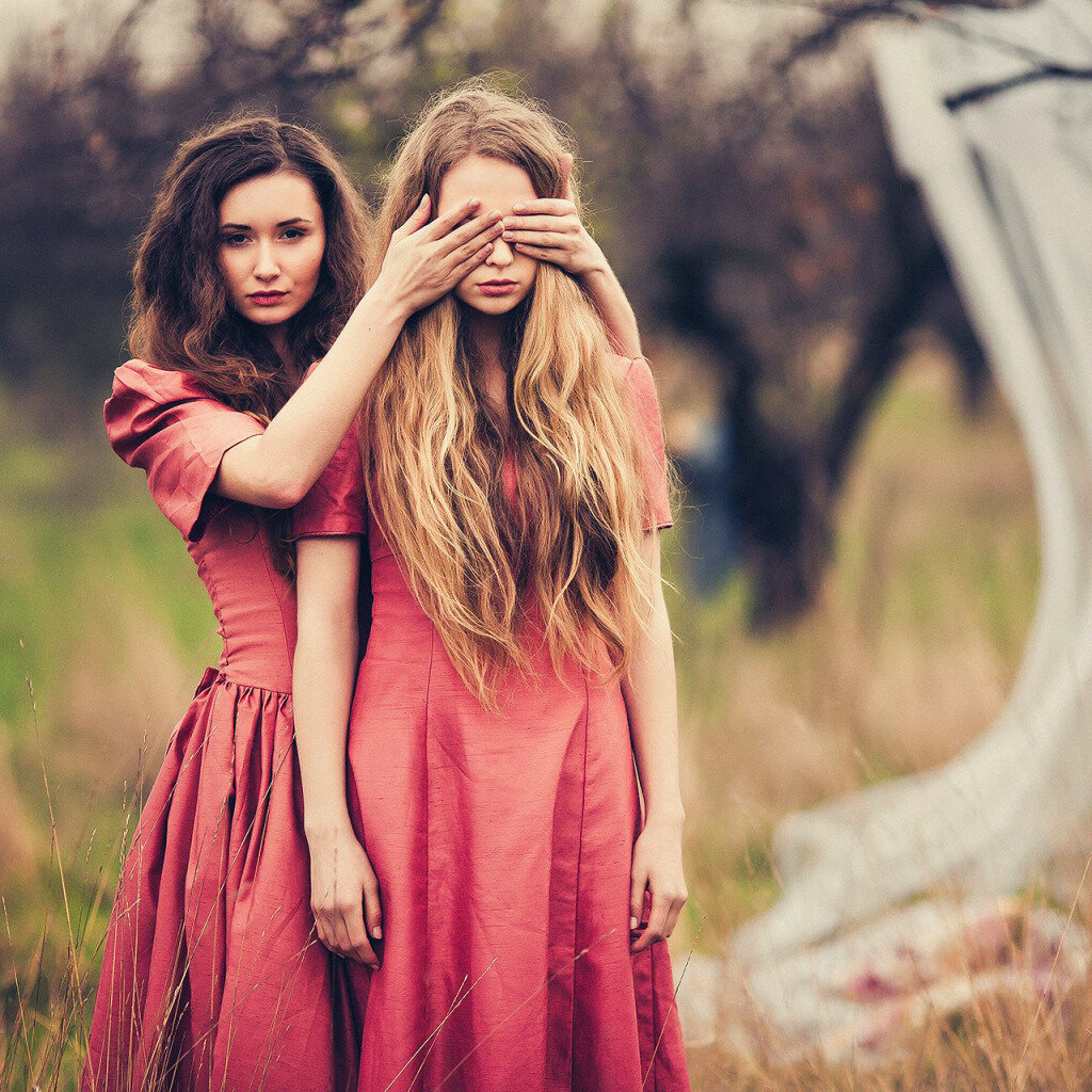 Two girls. Две девушки. Фотосессия двух девушек. Две девушки подруги. Фотосессия две девушки идеи.