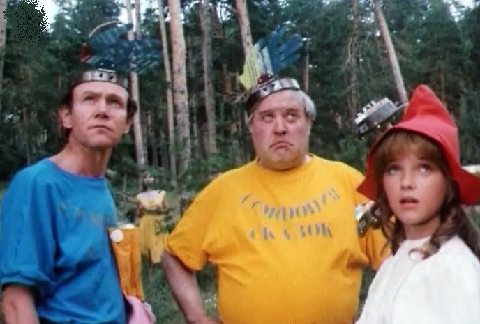 Волк - сломался, а тут ещё Баба Яга к кадр попала... (с) Кадр из фильма 