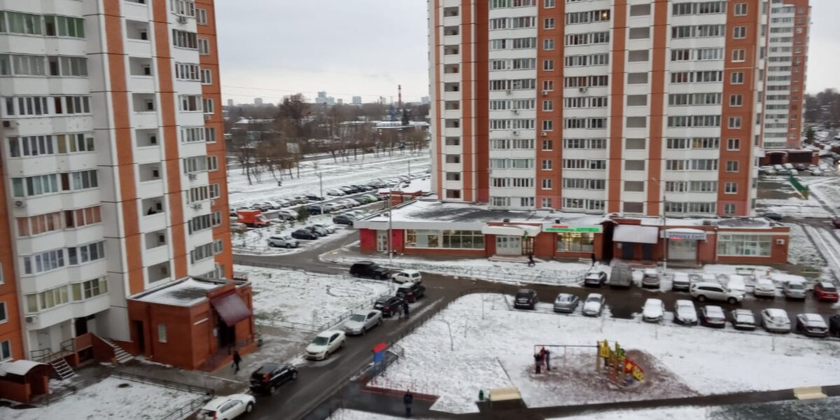 Фото автора: дома микрорайона Ивановские дворики, где вандалы начали рисовать граффити на стеновых панелях подъездов.