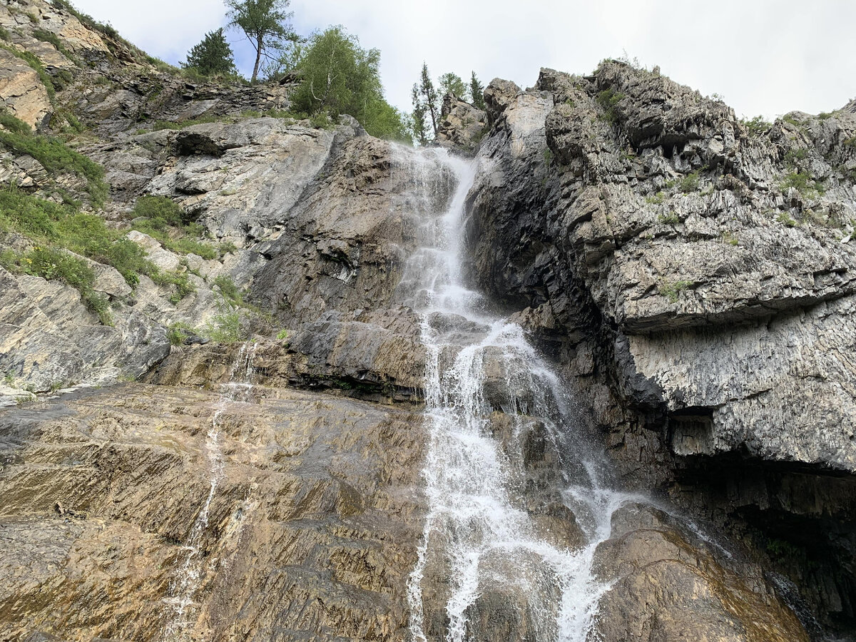 Высота водопада примерно 20 метров