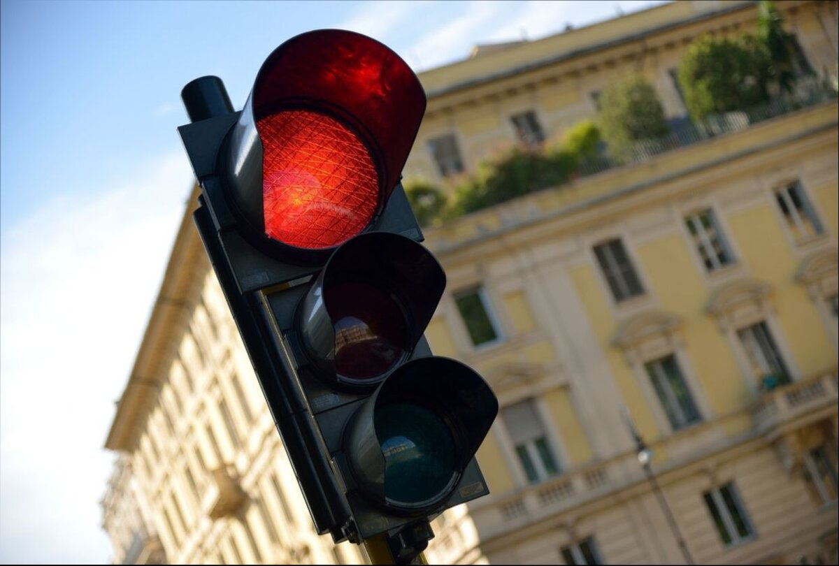 Traffic light red. Красный светофор. Красный свет светофора. Желтый свет светофора. Проезд на красный свет.