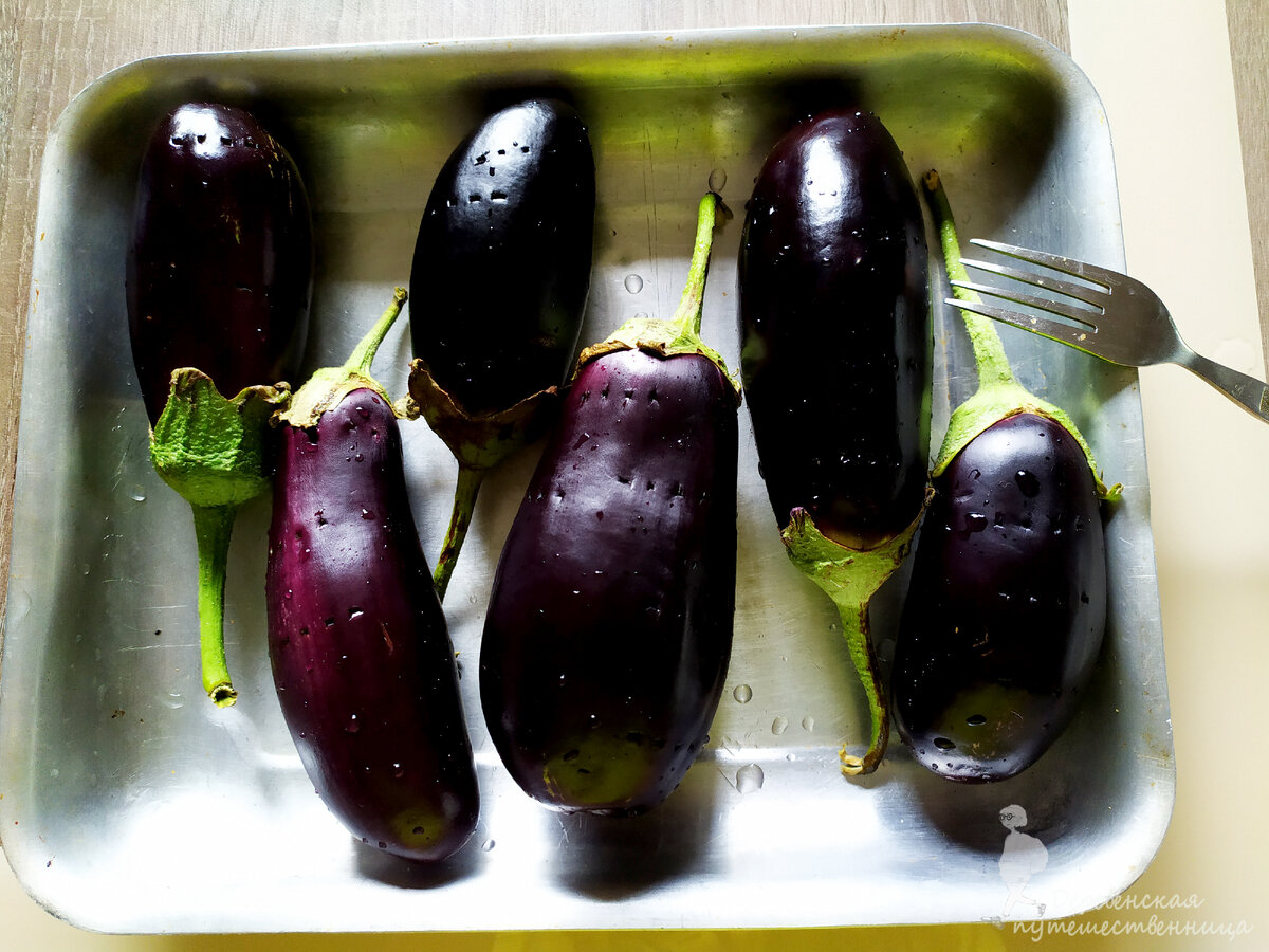 На фото: баклажаны готовы  для отправки в духовку. Фото автора.