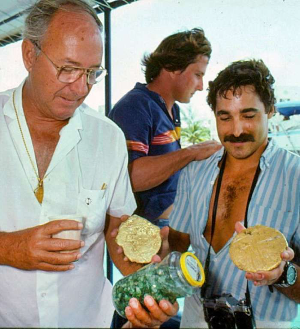 Охотник за сокровищами Мел Фишер держит банку с колумбийскими изумрудами и немного золота, найденного на корабле Нуэстра Сеньора де Аточа.