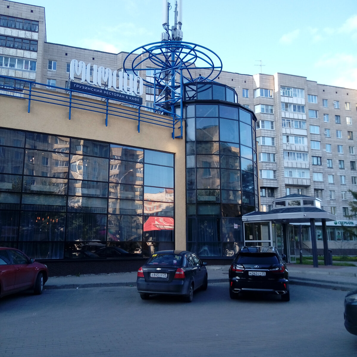 Удобное расположение- транспортная доступность, есть парковка.