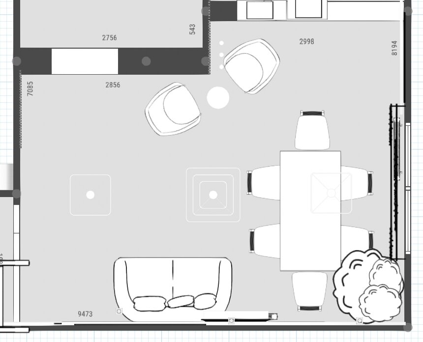 Планировка со столом у окна