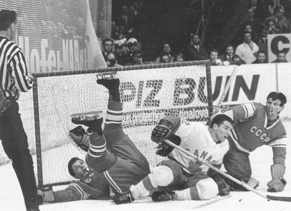 27 марта 1967 года. СССР - Канада. Схватка у ворот Виктора Коноваленко, которому помогает Александр Рагулин...