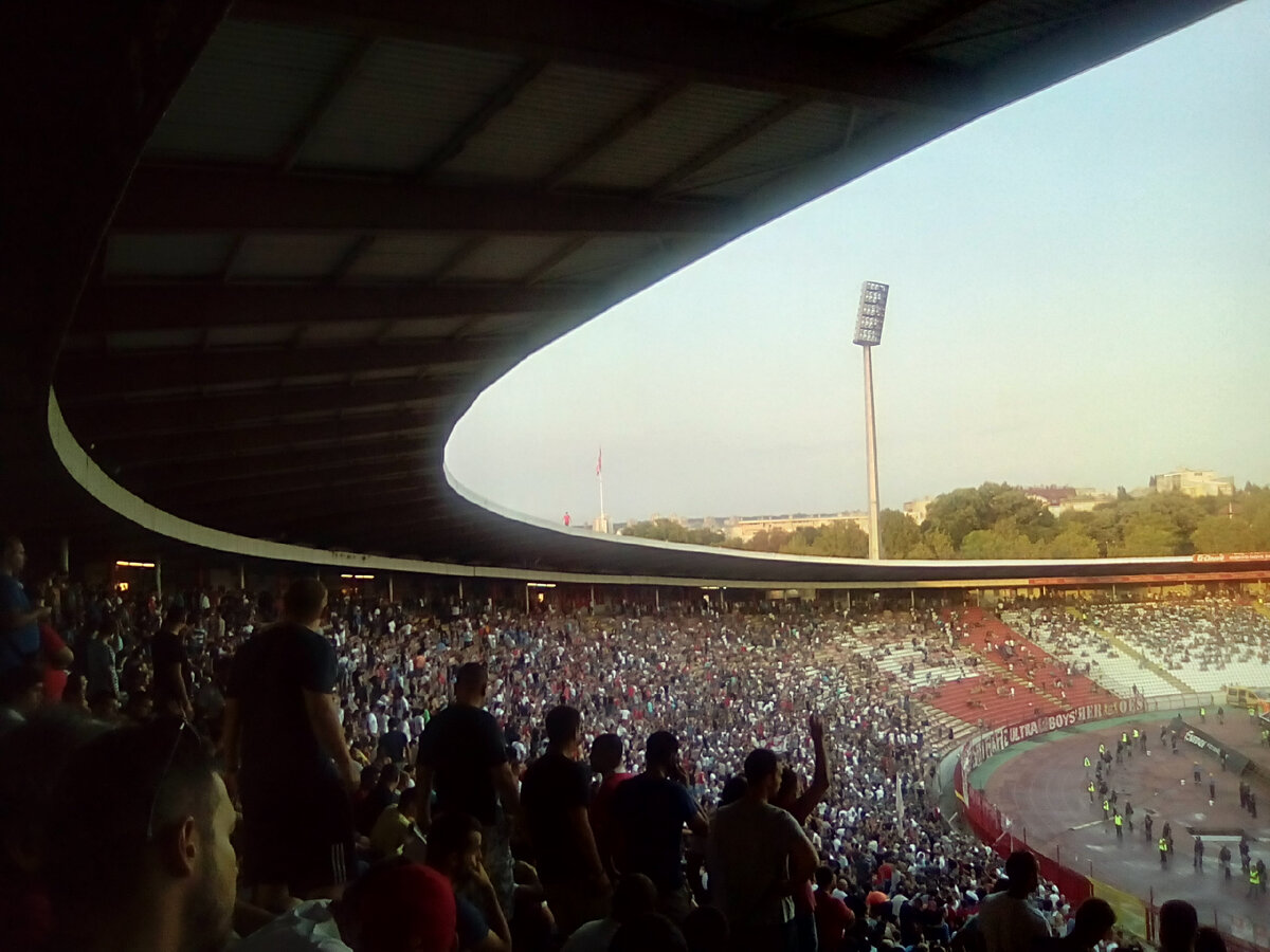 Стадион "Райко Митич" во время белградского Вечного дерби между "Црвеной Звездой" и "Партизаном". Август 2017 года, фото автора.