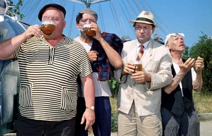 Горячительные напитки человечество изготавливает и дегустирует уже не одну тысячу лет. Причем каждый исторический период можно охарактеризовать и разными подходами к употреблению спиртного. Не обошла эта тенденция и советскую историю, ведь именно с ней будут ассоциироваться и «наркомовские 100 грамм», или водка «Андроповка». Вашему вниманию 6 фактов об употреблении спиртного в СССР, которые были символами ушедшей эпохи.