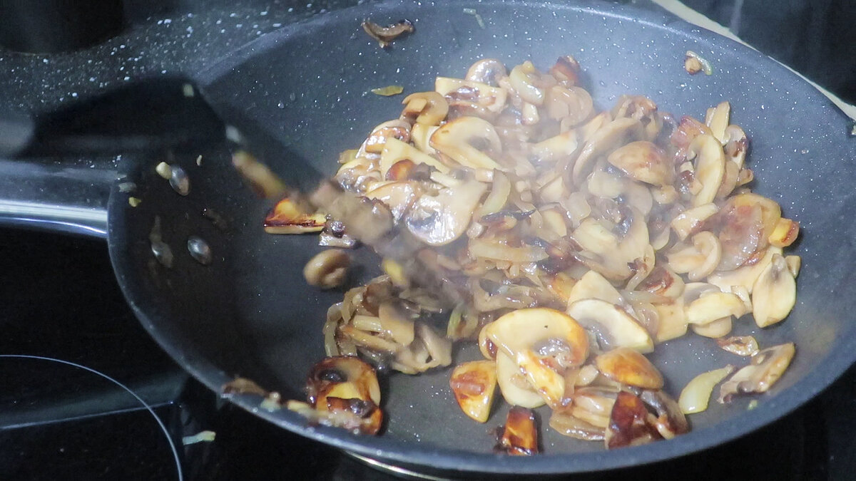 Закусочный вафельный торт с курицей и грибами