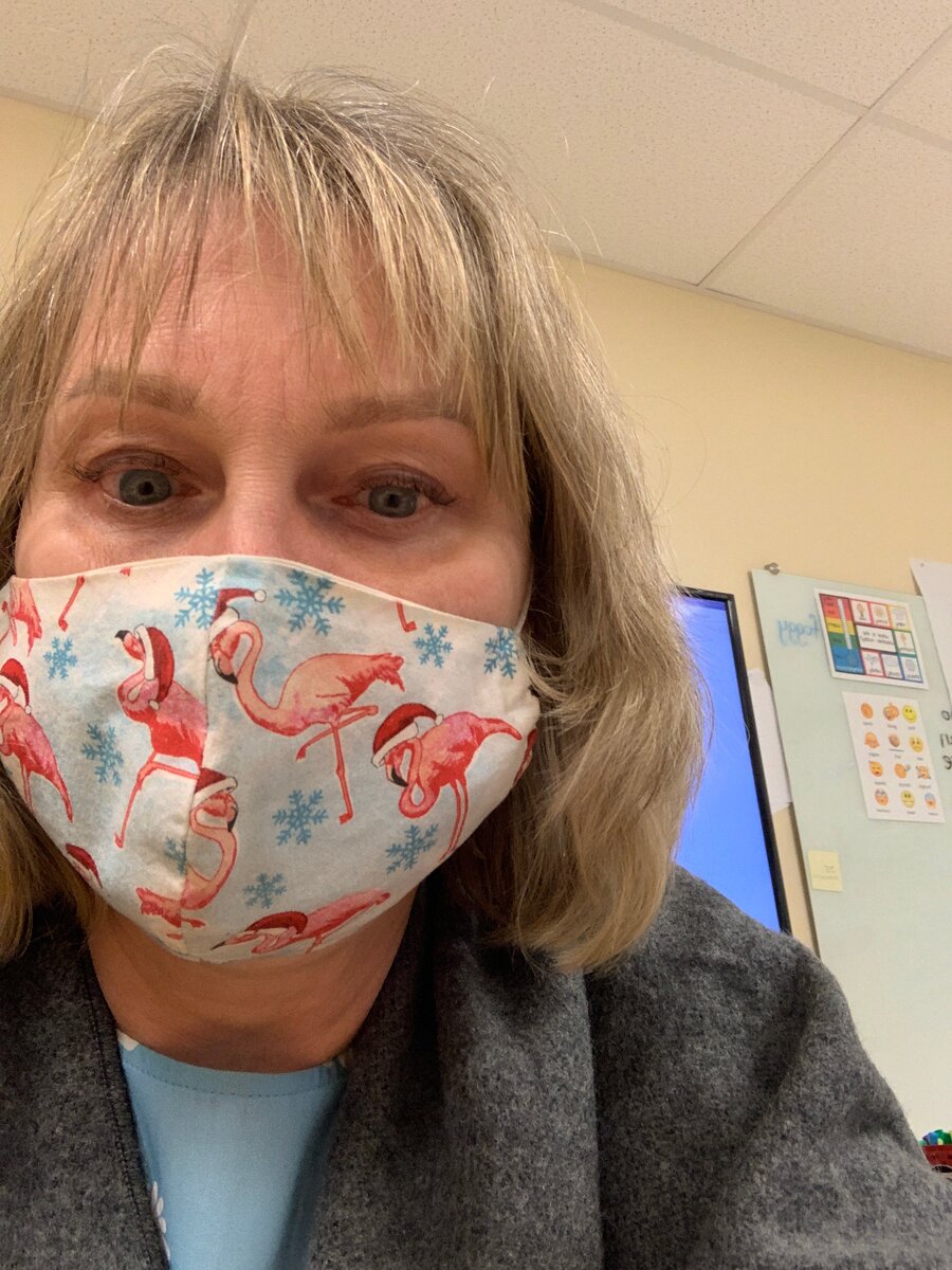 Маска с фламинго в шапках Санты. Времена пандемии. 