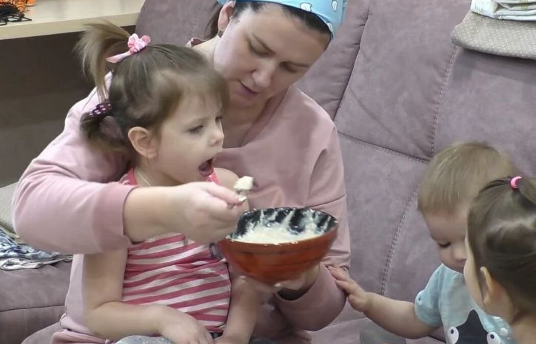 Мама кормит деток