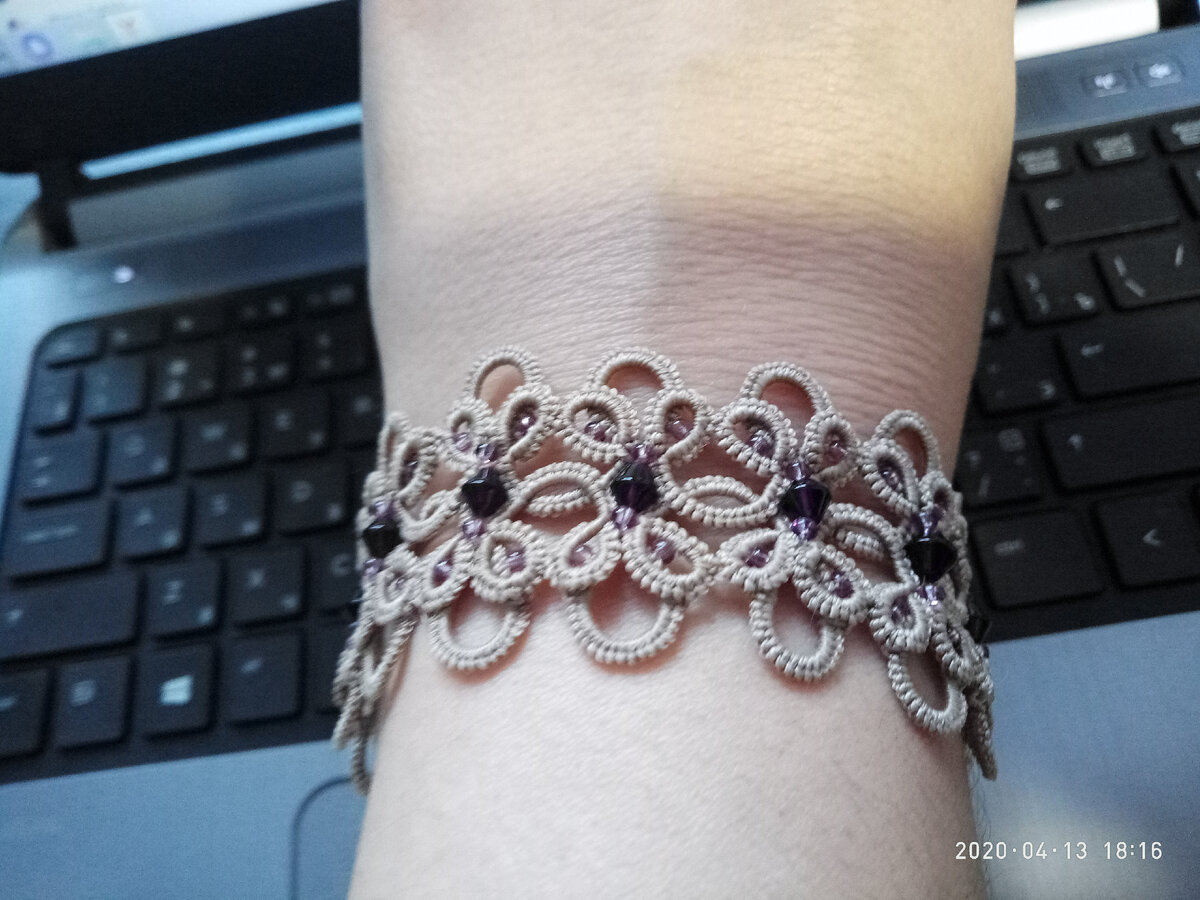 Браслет с гранатами. Камешки темно-красные при ярком свете. 