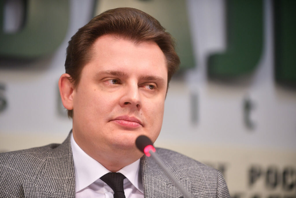 Евгений Понасенков* активно выступал на российском телевидении, засветился даже на канале "Спас", где объявил православных людьми с неустойчивой психикой. Открытый источник.