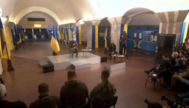 Зеленский косплеит то ли Черчилля, то ли Сталина выступая в метро. Только те выступали тогда когда их города бомбили а враг был на пороге, а Зе в это время был во Львове.