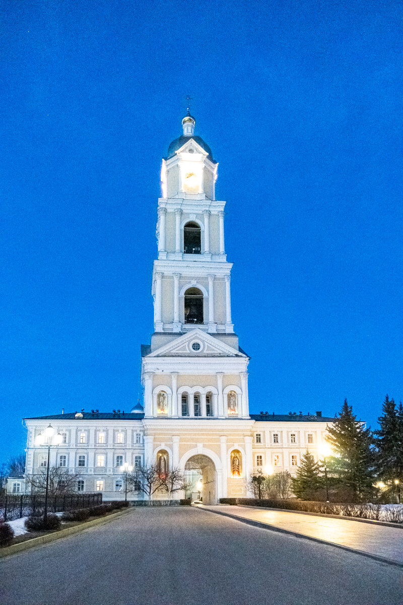 2. Колокольня после того, как стемнело.