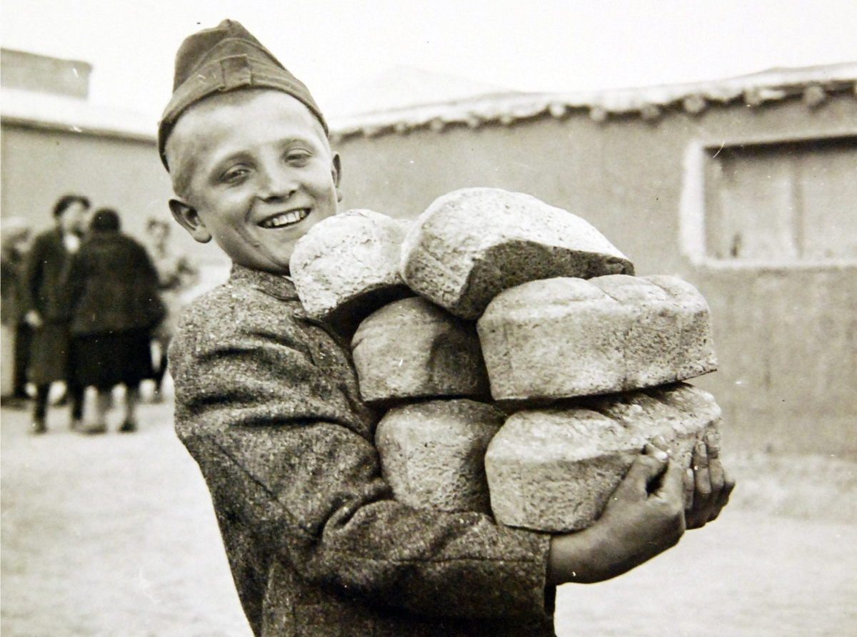 Хлебобулочные изделия в СССР и даже буханка хлеба – это было для некоторых отельное блюдо в рационе.-3