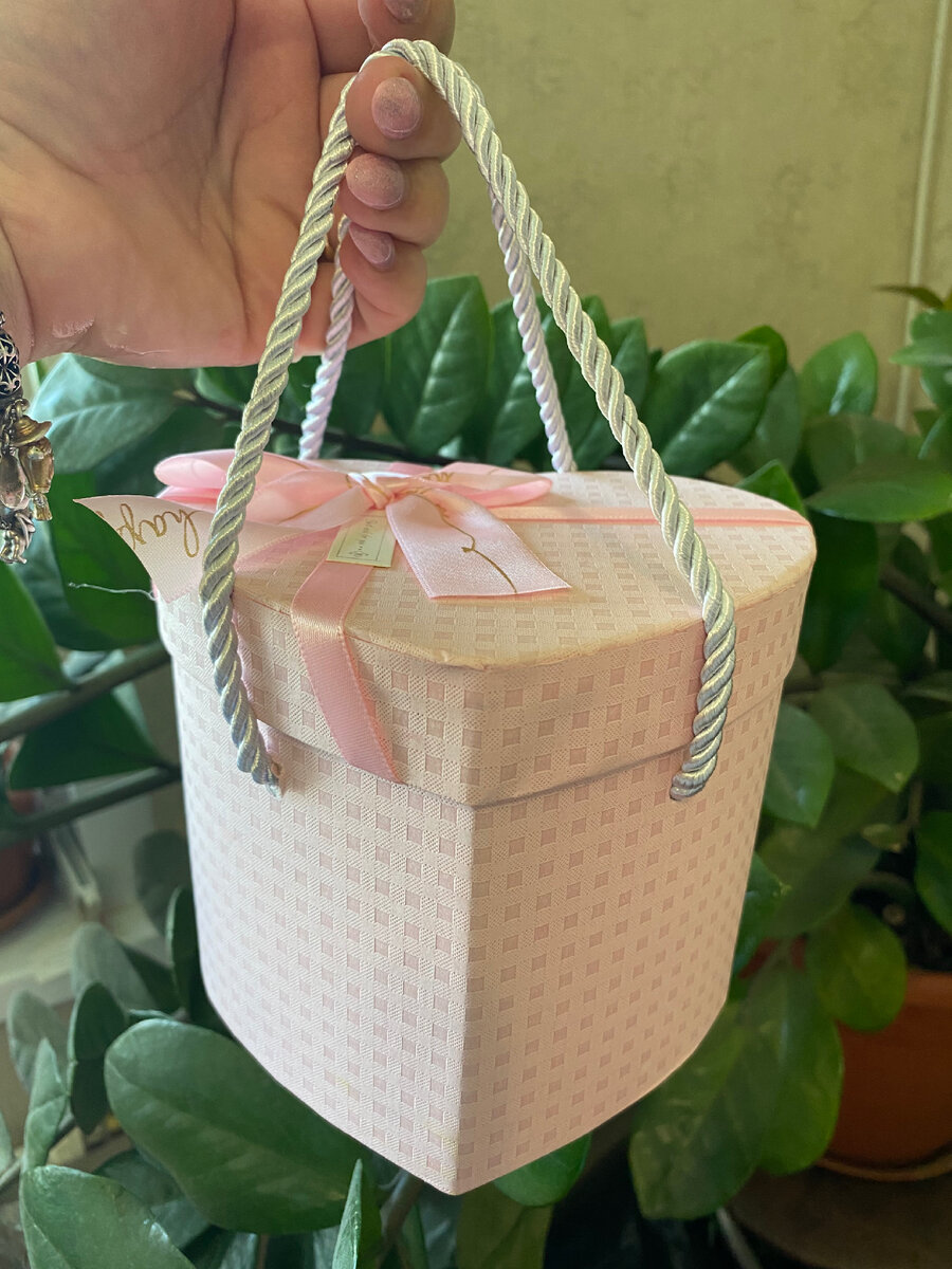 Первый подарок - коробочка первой «взрослой»косметикой. Остальные подарки в пути - фигурки анимэ и всякая одежда этой же темы. Фото автора