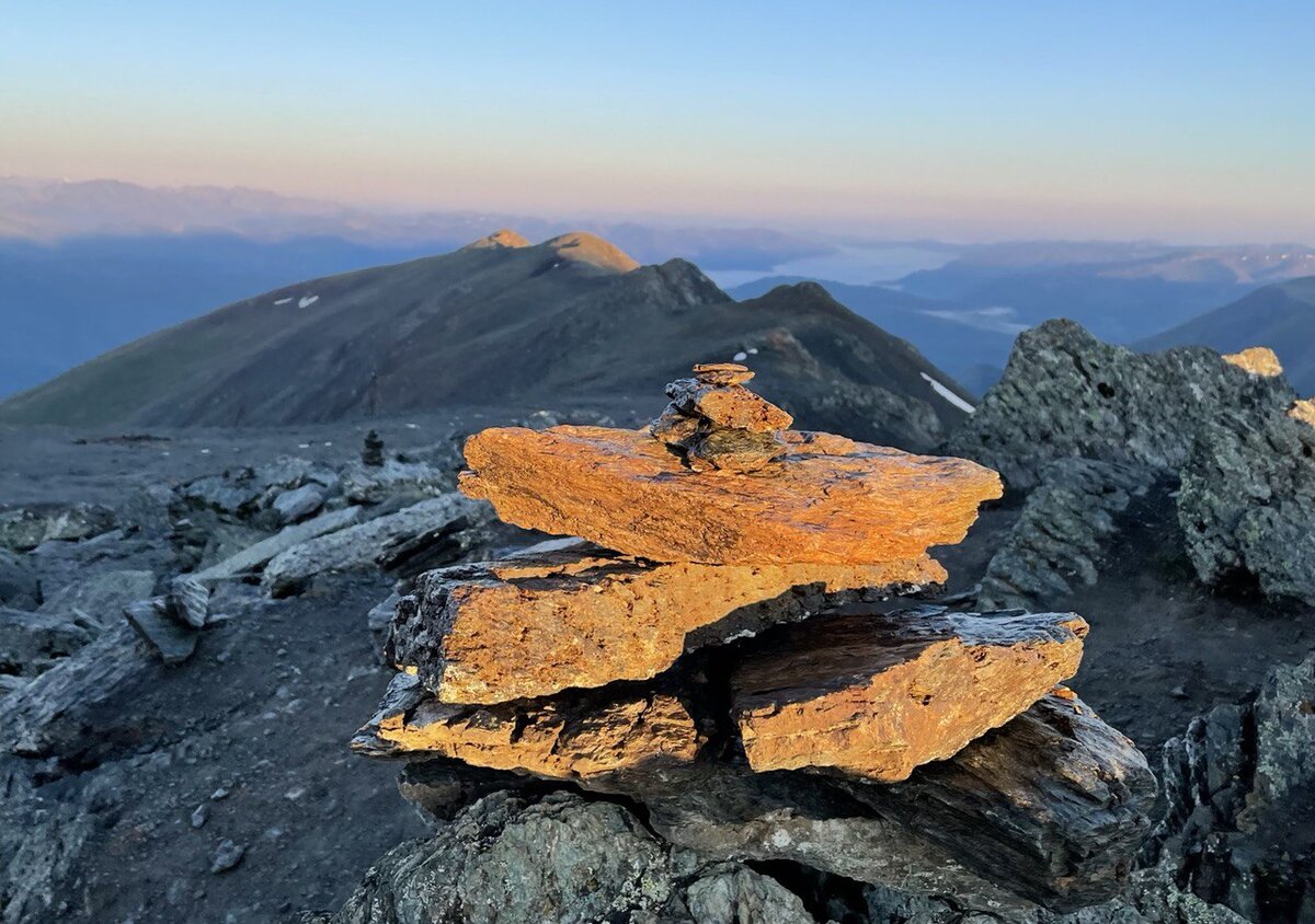 Встреча рассвета в горах Алтая