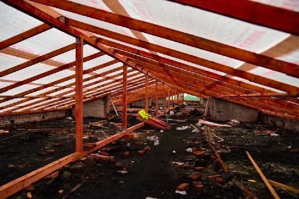     Новая крыша хорошо защищает дом от осадков. Фото: vk.com/monokovdor