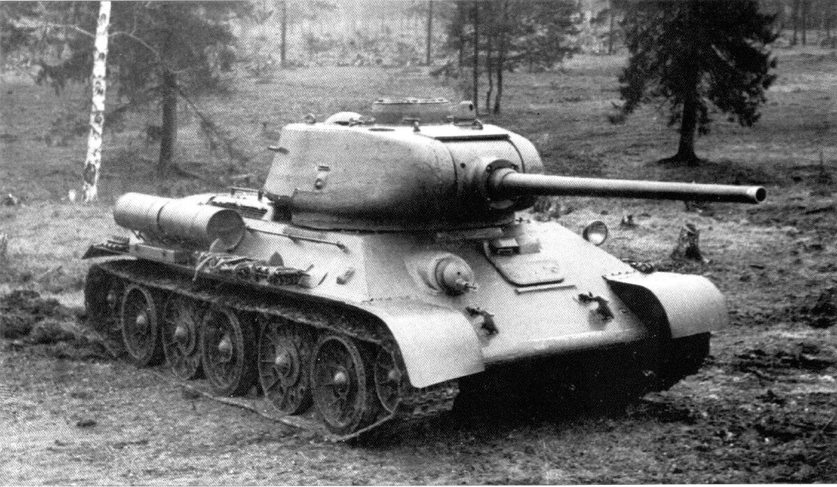 Опытный средний танк Т-34-85 с 85-мм пушкой Д-5Т во время испытаний. 1943