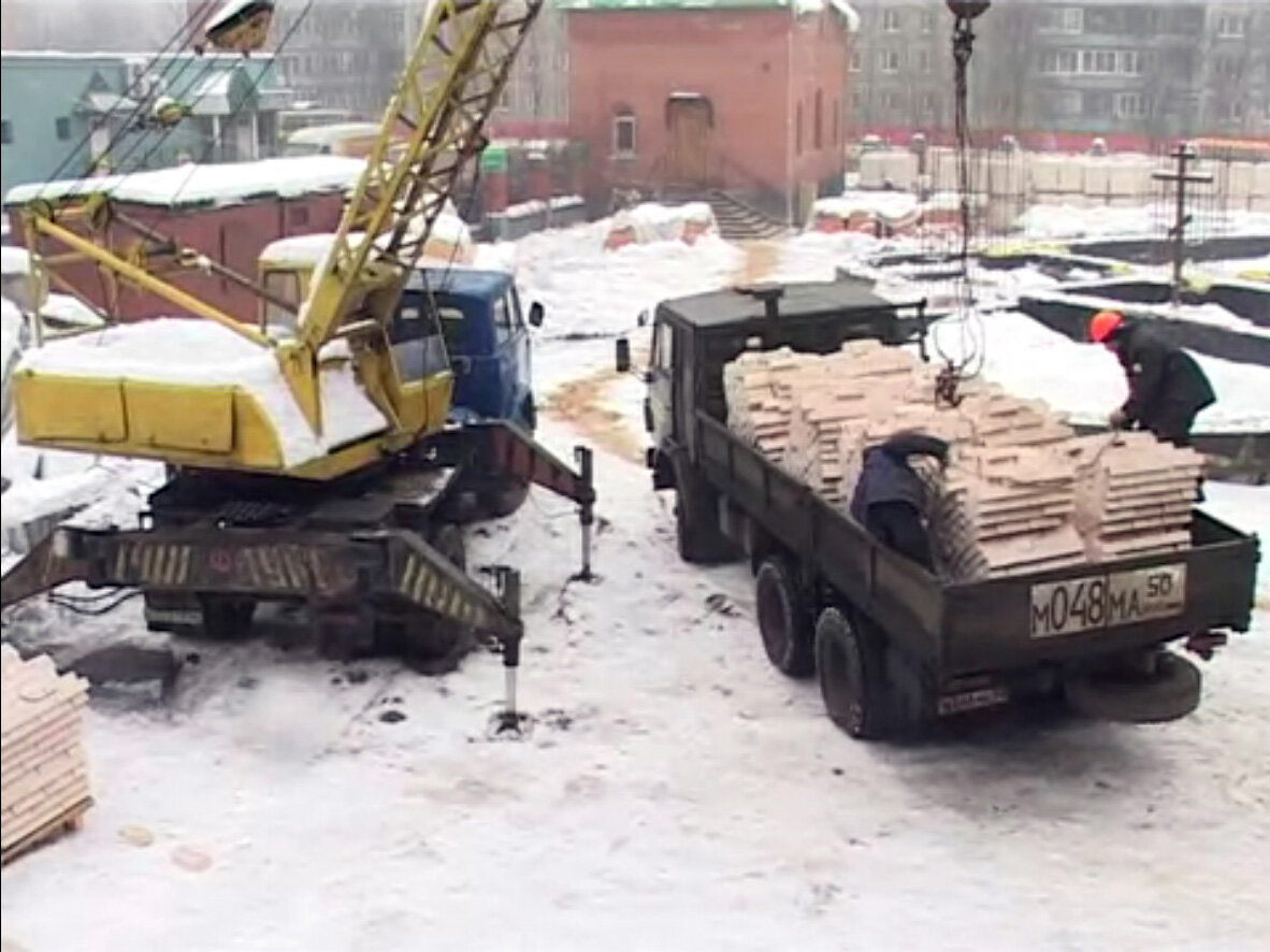 Выгрузка кирпича для строительства Казанского храма; январь 2009 г.