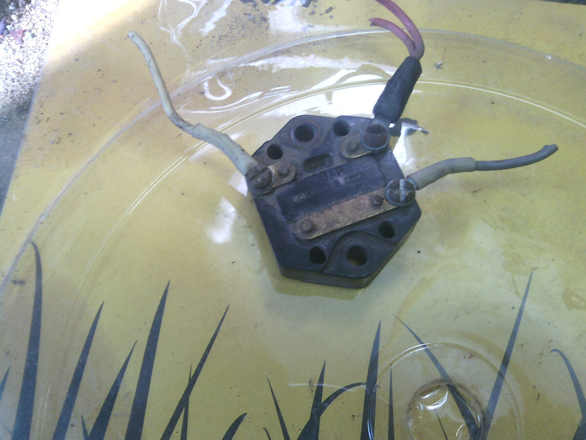 Сдвоенный биометаллический предохранитель.