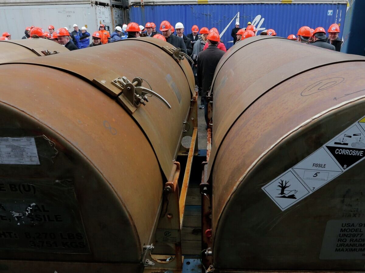    Бочки с ураном в порту Санкт-Петербурга. Архивное фото© AP Photo / Dmitry Lovetsky