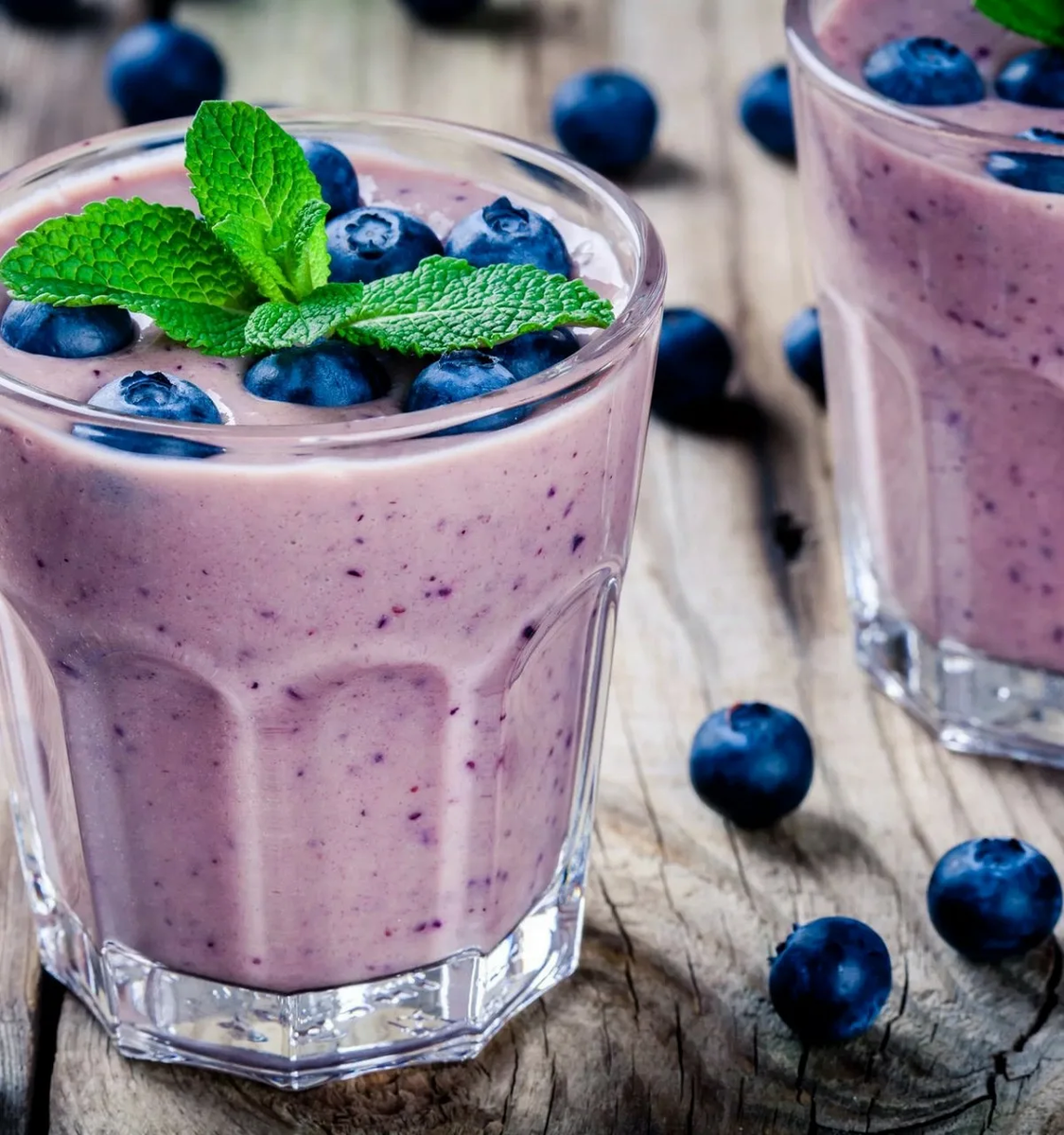 Питательный смузи на завтрак из яблок, груш и черники 