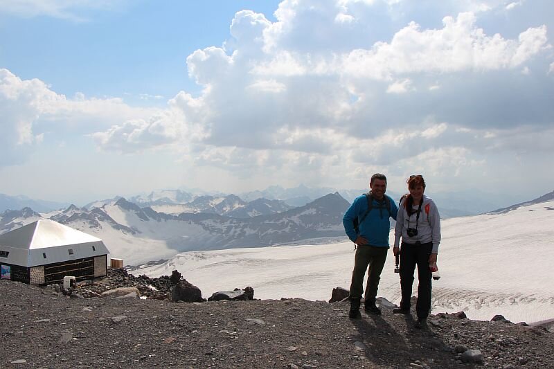 Прогулка по Приэльбрусью. Вид на Кавказский хребет с ледника Гарабаши.