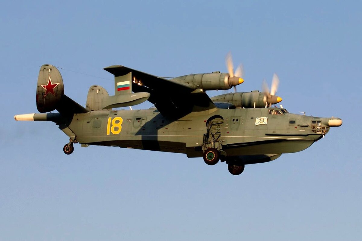 Бе-12 заходит на посадку 