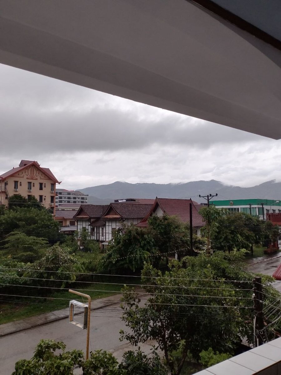 Вид на город со второго этажа отеля.