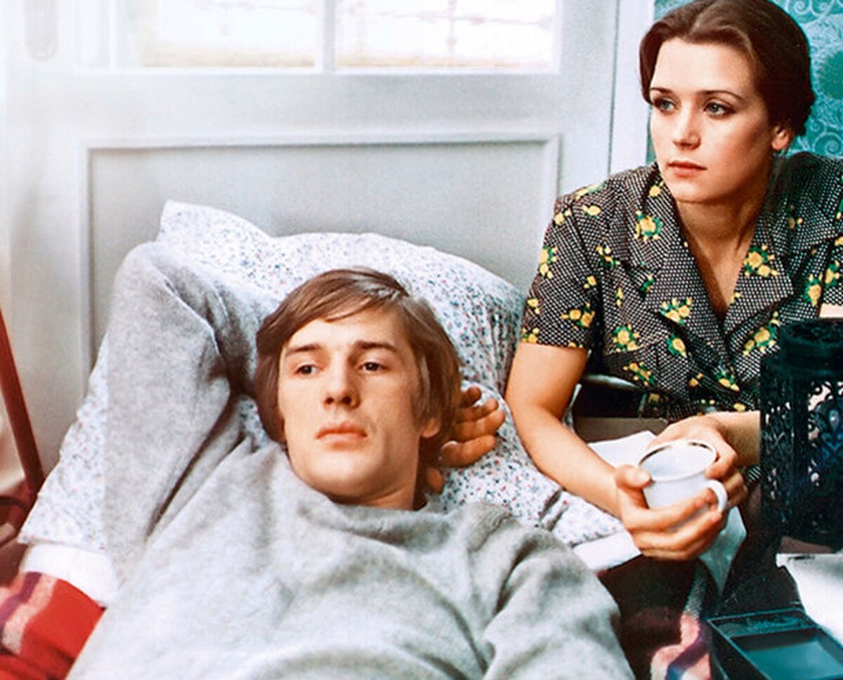 красотка Алферова в простом халатике, какие носила вся страна, тоже зрелище такое, знаете ли