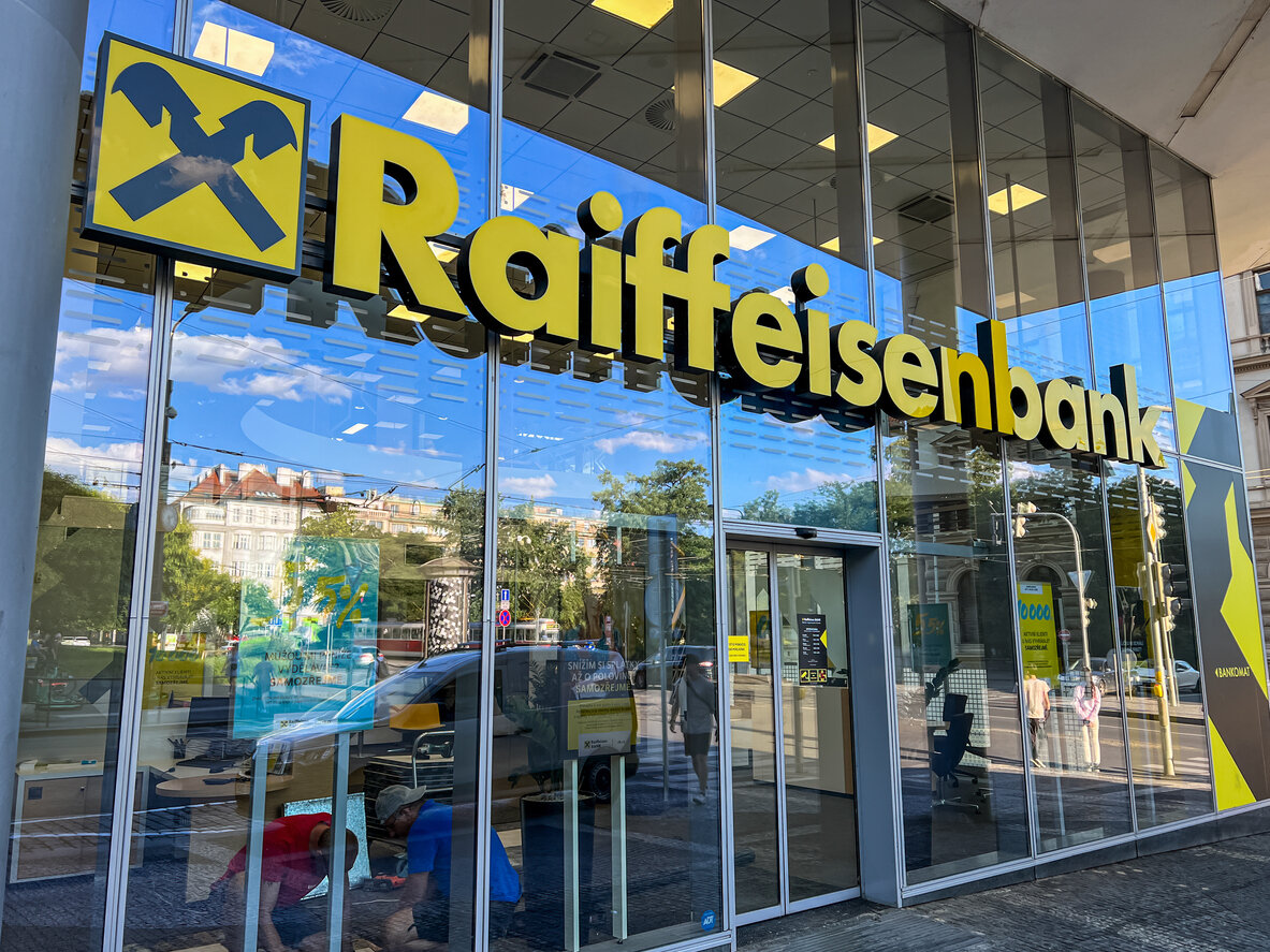    У банка «Райффайзен» будет новый логотип в России: он станет просто «R Банком»