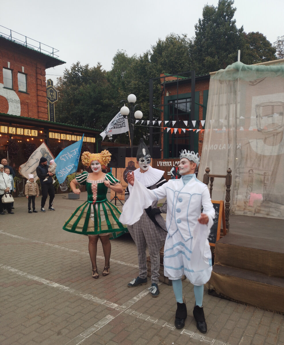 По уже сложившейся традиции, в Туле,  в дни города проходит "Театральный дворик".  В этом году- это уже XV Международный фестиваль уличных театров. 9/09/2023. 16:00.-22