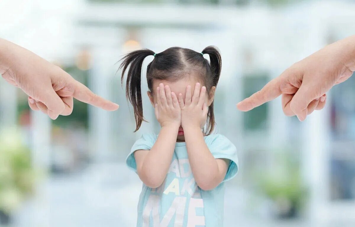 Психологи говорят, что чувство стыда формируется в детстве под воздействием родителей и общества.