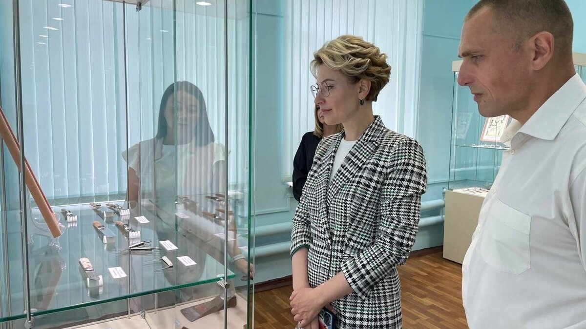     В сентябре глава нижегородского минкульта Наталья Суханова выложила на своей странице в соцсети несколько фотографий. На некоторых из них можно было заметить, что на ее очках отсутствуют дужки. При этом модель, как оказалось, не из дешевых. Ситуацию министр прокомментировала в Telegram-канале.