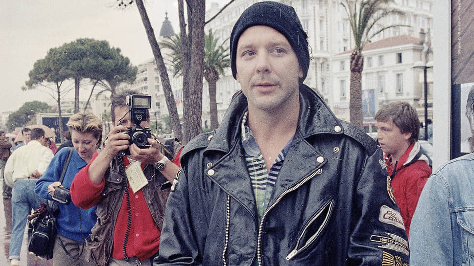    «Я всегда знал, что должен совершить что-то особенное, может быть, ограбить банк»    
До того как стать актером, Рурк трудился разнорабочим. Когда низкооплачиваемая и сложная работа надоела, он начал торговать наркотиками. В 1975 году он едва уцелел в ходе криминальной перестрелки и решил порвать с незаконной деятельностью. Заняв денег у сестры, Микки Рурк улетел в Нью-Йорк, чтобы стать актером. Спустя год он поступил в престижную актерскую студию Ли Страсберга Pierre Gleizes/AP