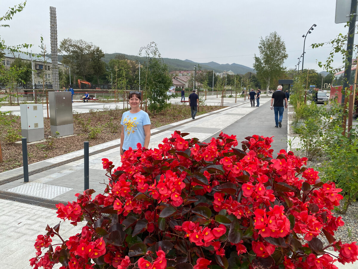 Я прогуливаюсь по Рябиновой набережной.