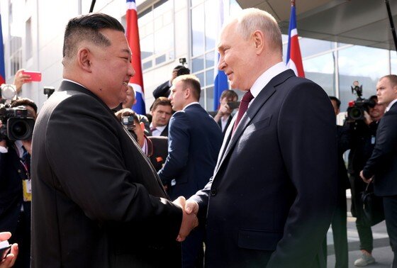    Владимир Путин с председателем государственных дел КНДР Ким Чен Ыном перед началом посещения космодрома Восточный