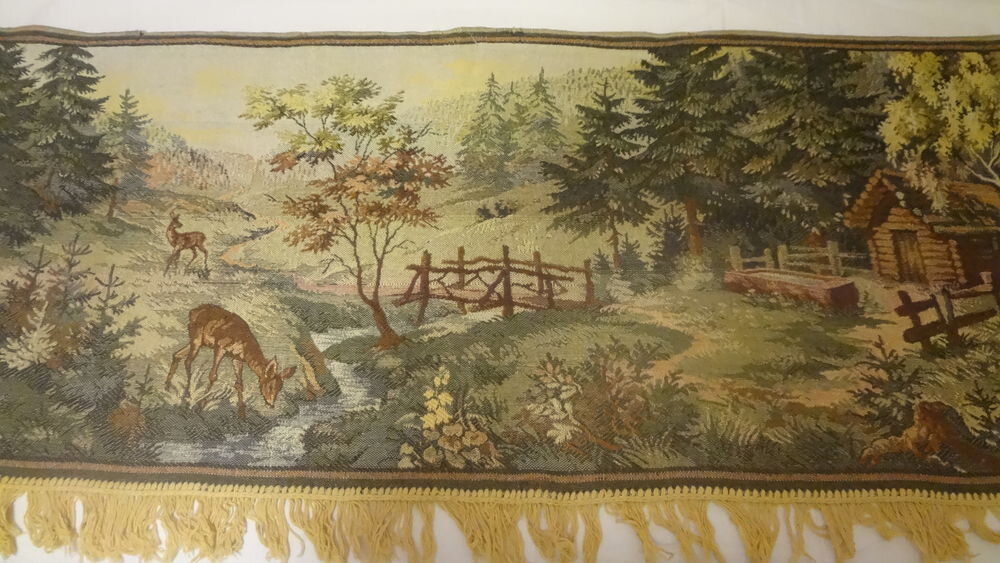 Гобелен у нас был не такой, с другим, тоже оленьим, сюжетом, но в той же стилистике. 