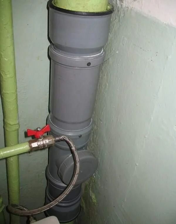 Сборка участка стояка на герметике и саморезах