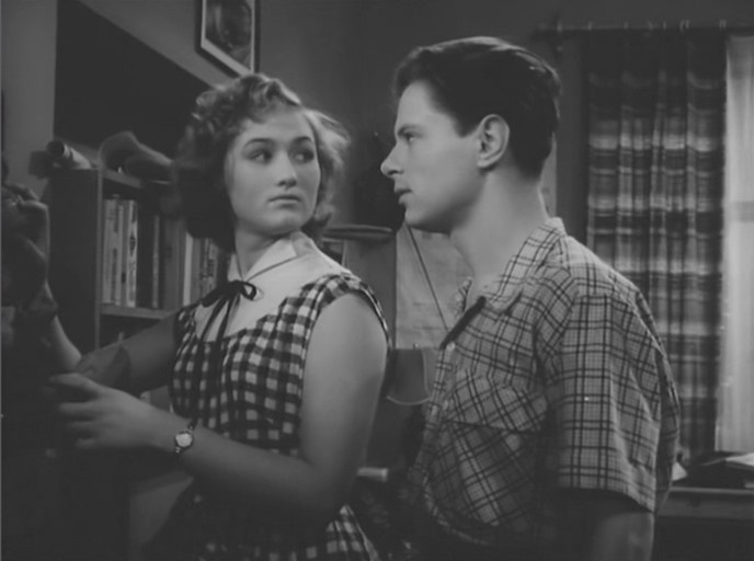 Кадр из фильма "В добрый час!", 1956 год. Слева - Галя.