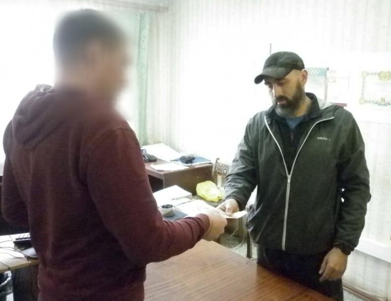 На фото – потерпевший (справа) получает свои деньги из рук подозреваемого / УМВД по Кировской области