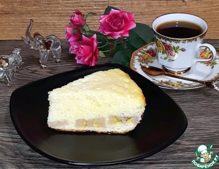 Запеканка из рикотты с яблоками, бананом и красной смородиной. Структура запеканки пористая. По вкусу сладкая, с приятной кислинкой.